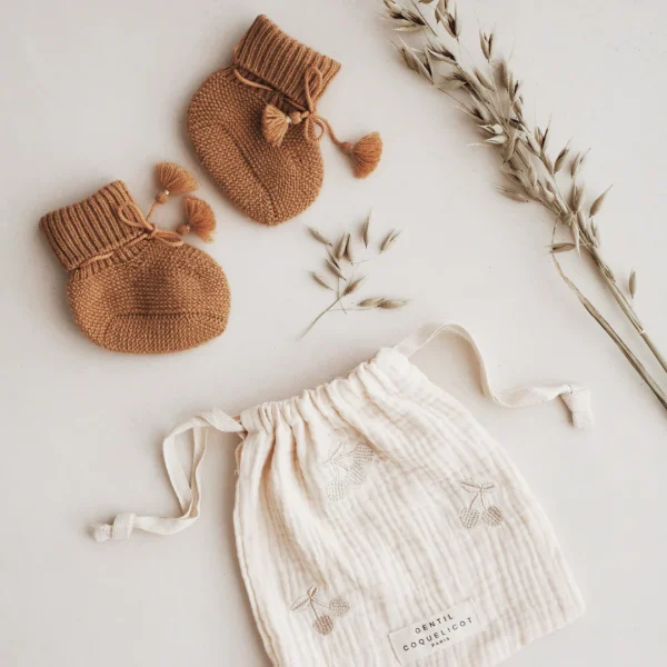 Gentil coquelicot enfants bebes chaussons tricotes douceur trois hiver naissance accessoires cadeaux le béguin de Charlie concept store tours
